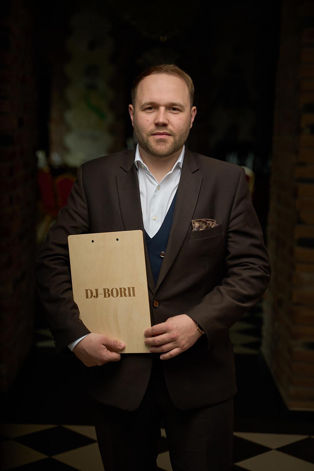 DJ Borii wita gości podczas imprezy