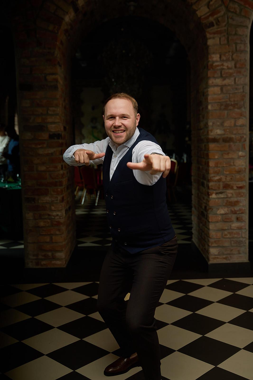 DJ Borii nakręca gości do zabawy