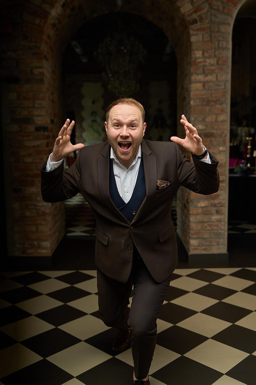 DJ Borii prowadzi imprezę z energią